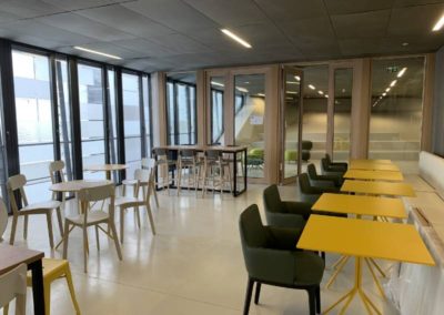 Espace cafétéria : des touches de couleurs pour dynamiser l'espace